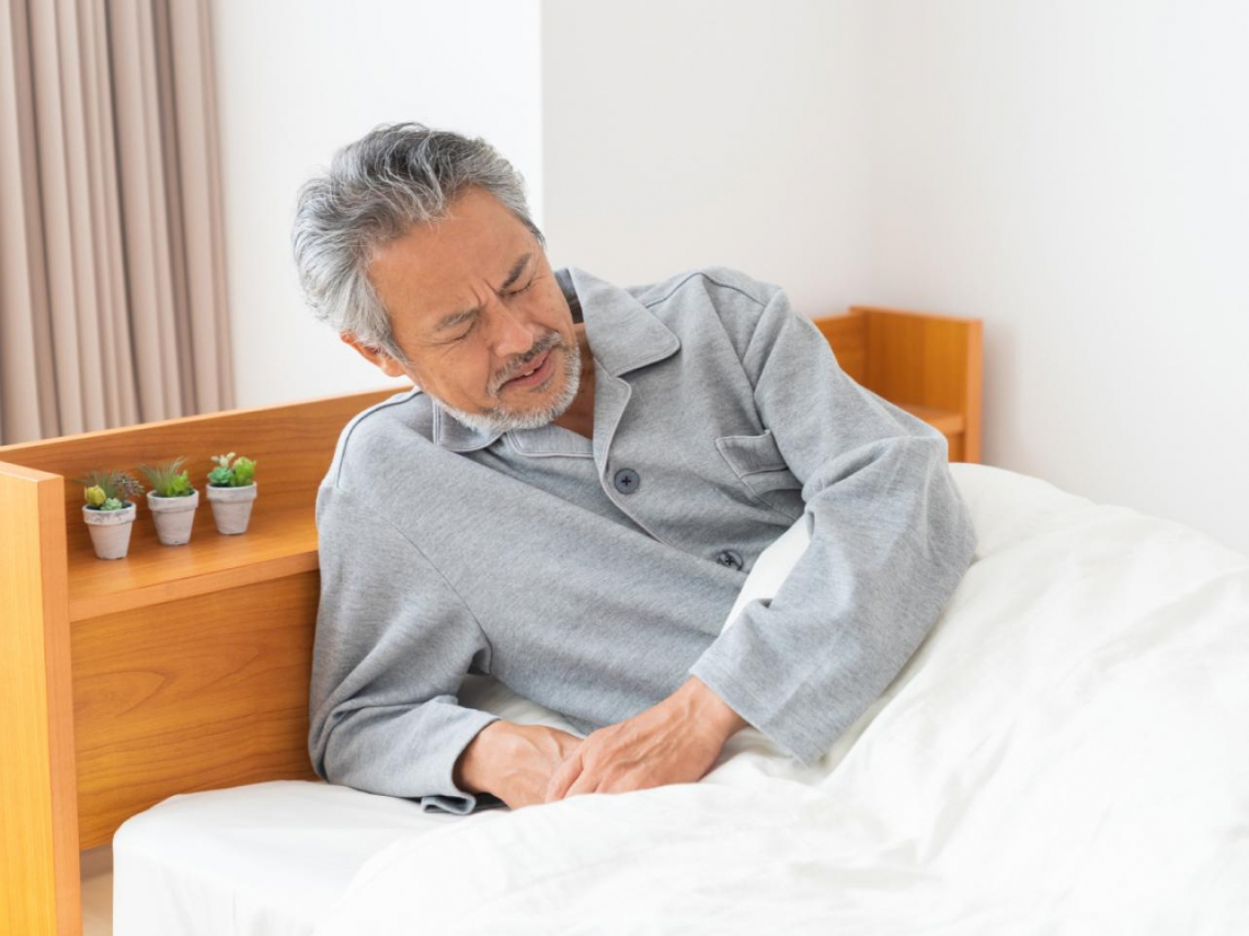 以為只是累？夜間盜汗、牙齦出血…當心是「慢性淋巴性白血病」！醫示警6症狀：60+熟齡族最常見血癌